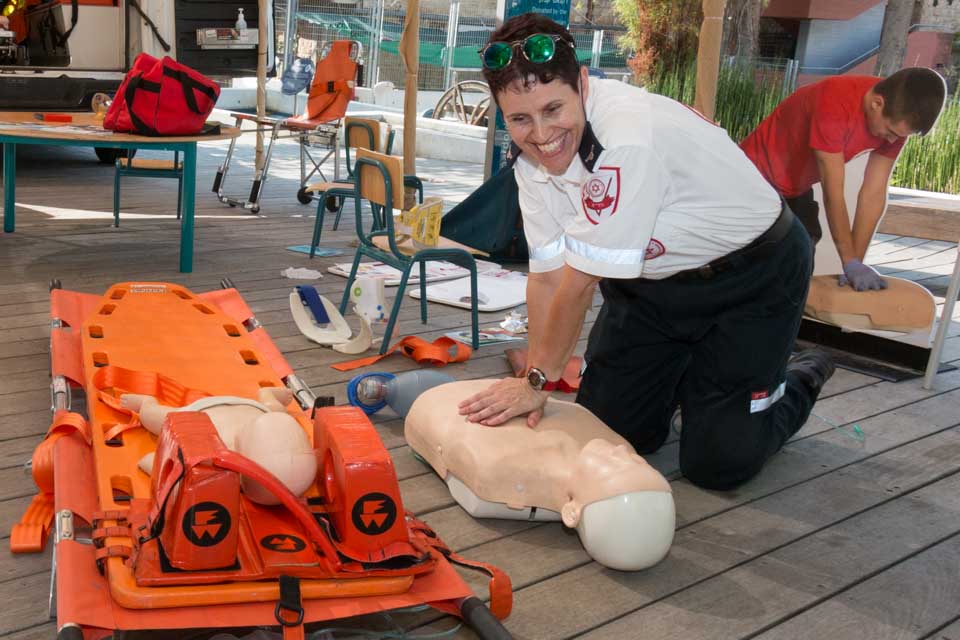 עמדת פעילות, הדגמות ואמבולנס של מגן דוד אדום במדעטק - סוכות 2017