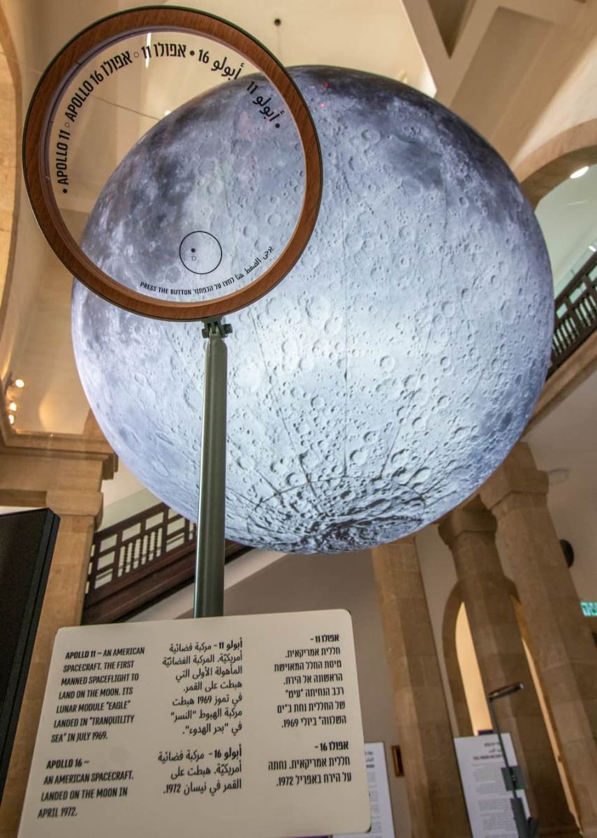 פרט מתוך מוצג MOON 360 המראה את הירח ואתרי נחיתות חלליות 