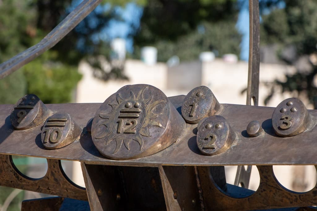 פרט משעון שמש בגן הצפוני של מדעטק - בחזית הבניין ההיסטורי של הטכניון