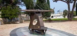 שעון שמש בגן הצפוני של מדעטק