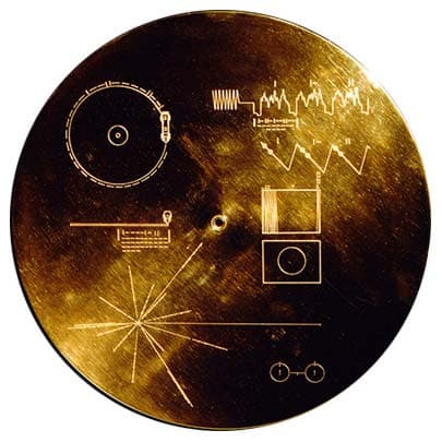 הדיסק המוזהב על גבי החללית וויאג'ר 2 - Credit: NASA/JPL